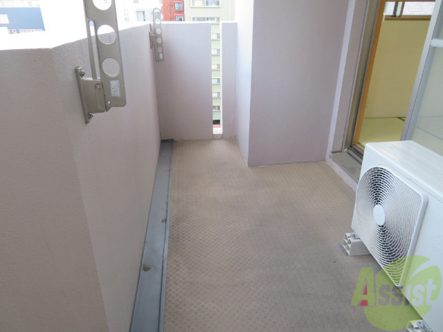 バルコニー　バルコニーはとても広く洗濯物など布団が干せますね