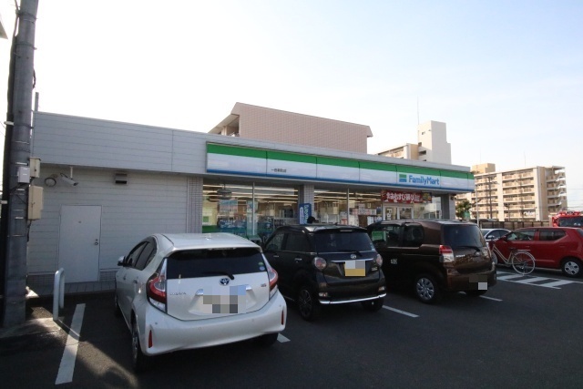 コンビニ　ファミリーマート 一色新町店（コンビニ）まで200m