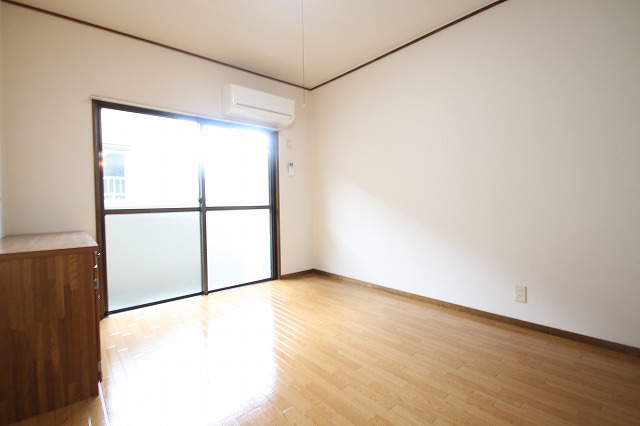 居室・リビング　同物件別号室の写真です。