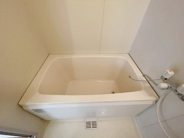 バス・シャワールーム　落ち着いた空間のお風呂です