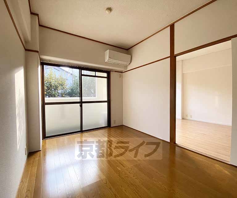 居室・リビング　落ち着いた雰囲気のお部屋です