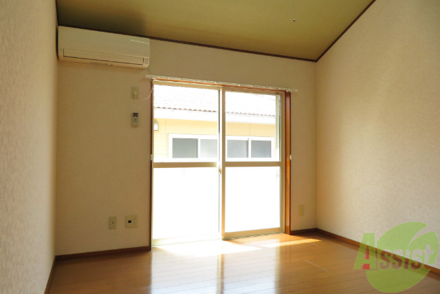 居室・リビング　広々とした洋室です。陽当たり良好にて過ごしやすい