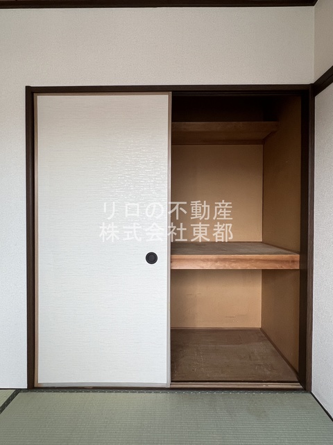 収納　押入れタイプは奥行がある収納力！