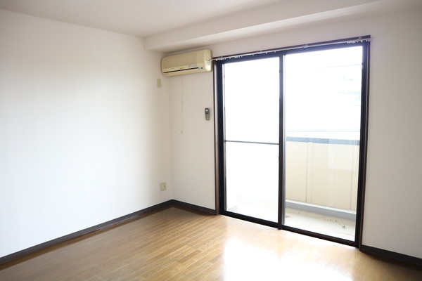 居室・リビング　南向きで明るい洋室