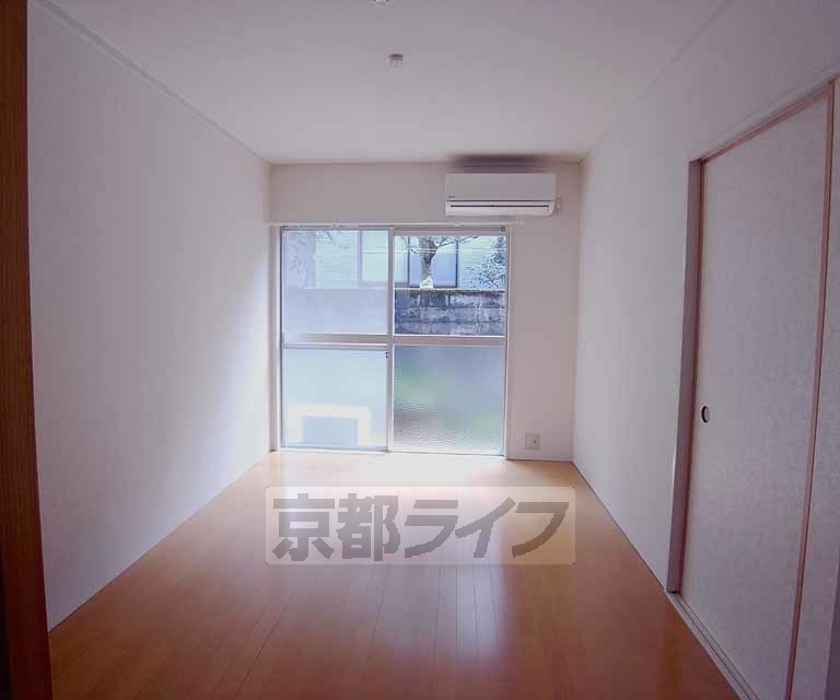 居室・リビング　木漏れ日の素敵なお部屋です。