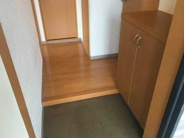 玄関　【採光たっぷりの明るいリビング♪】嬉しいネット無料！