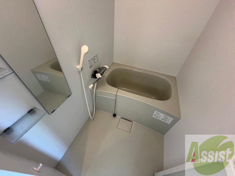 バス・シャワールーム　お風呂です。広々したバスでゆっくりくつろげます。