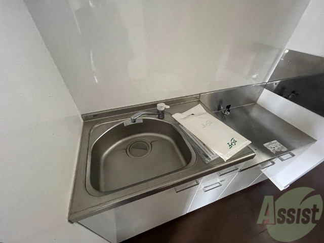 キッチン　シンプルなキッチンです。一人暮らしにはちょうどいいサイズ。