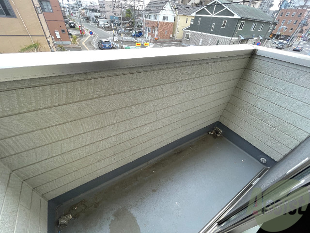 バルコニー　こちらはバルコニーです。洗濯物がはかどりそうですね。