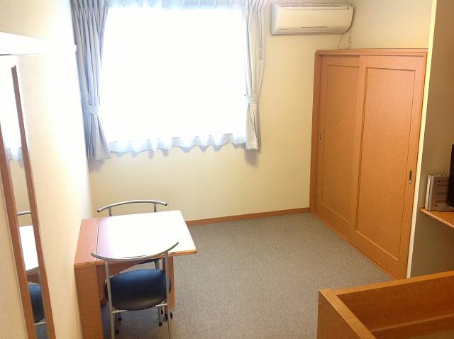 居室・リビング　1階フローリング　2階カーペット