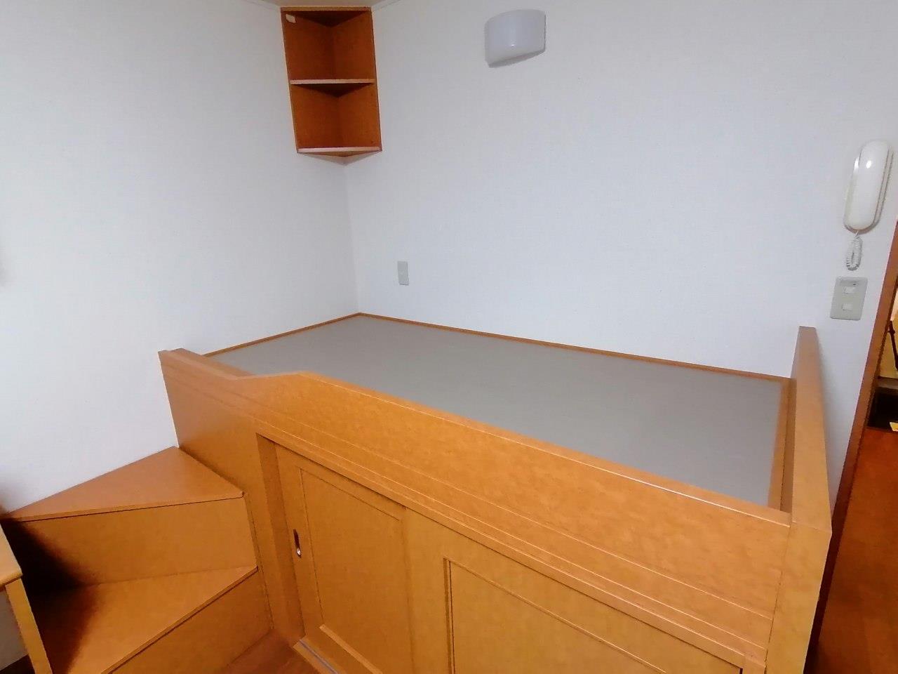 その他部屋・スペース　ベット付き。ベット下部は収納スペースとなっております。