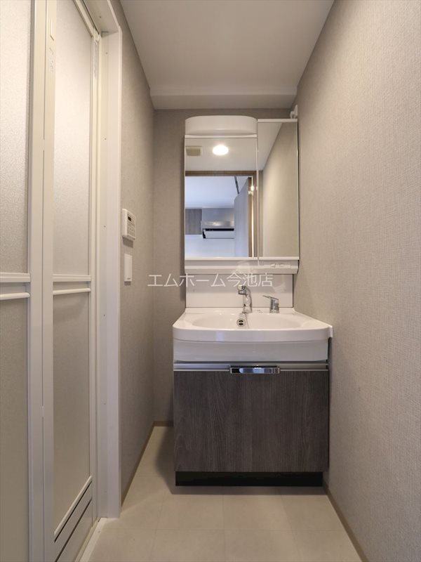 洗面設備　脱衣所　独立洗面台（シャンプードレッサー付）