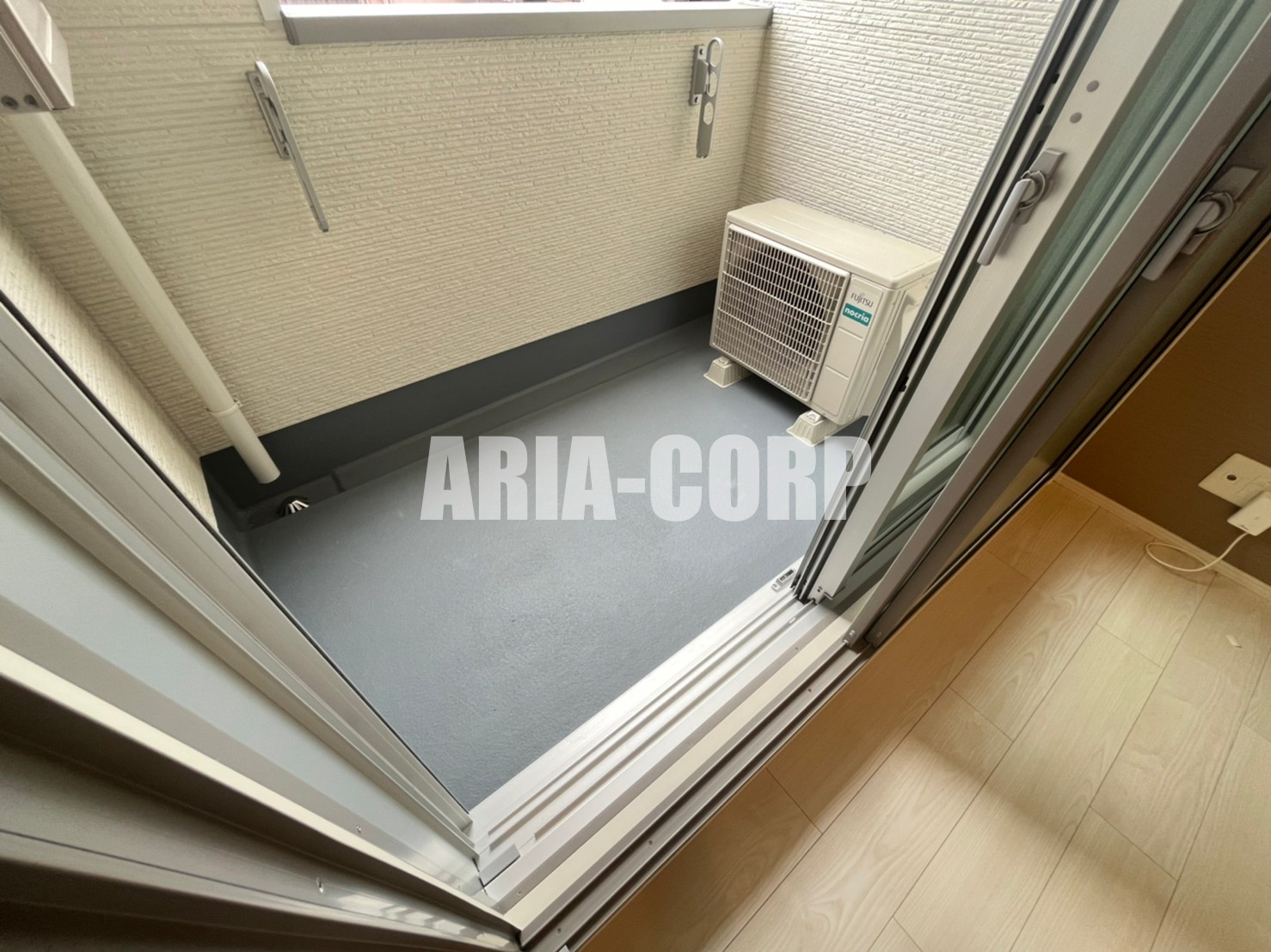 バルコニー　バルコニー、浴室乾燥と3箇所お洗濯物を干せます！