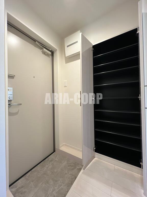 玄関　大型シューズBOX搭載！嬉しい姿見付き♪