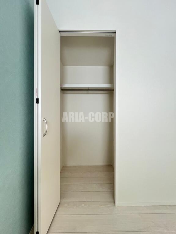 収納　クローゼット、上部には便利な棚がございます◎