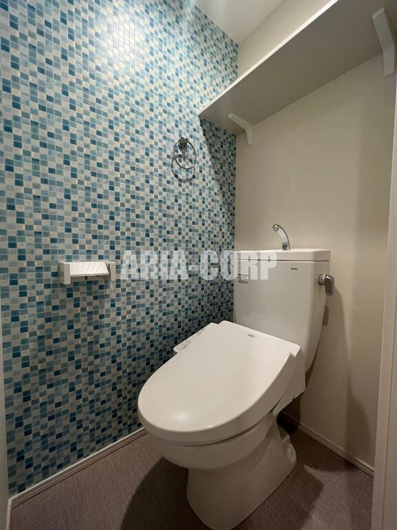 トイレ　ウォシュレット対応♪上部には収納スペースもあります！