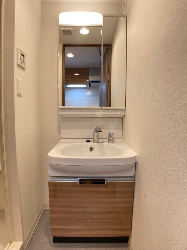 洗面設備　ゆったりとスペースのある洗面所