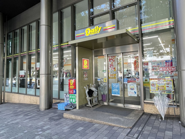 コンビニ　デイリーヤマザキ六本木3丁目店（コンビニ）まで247m