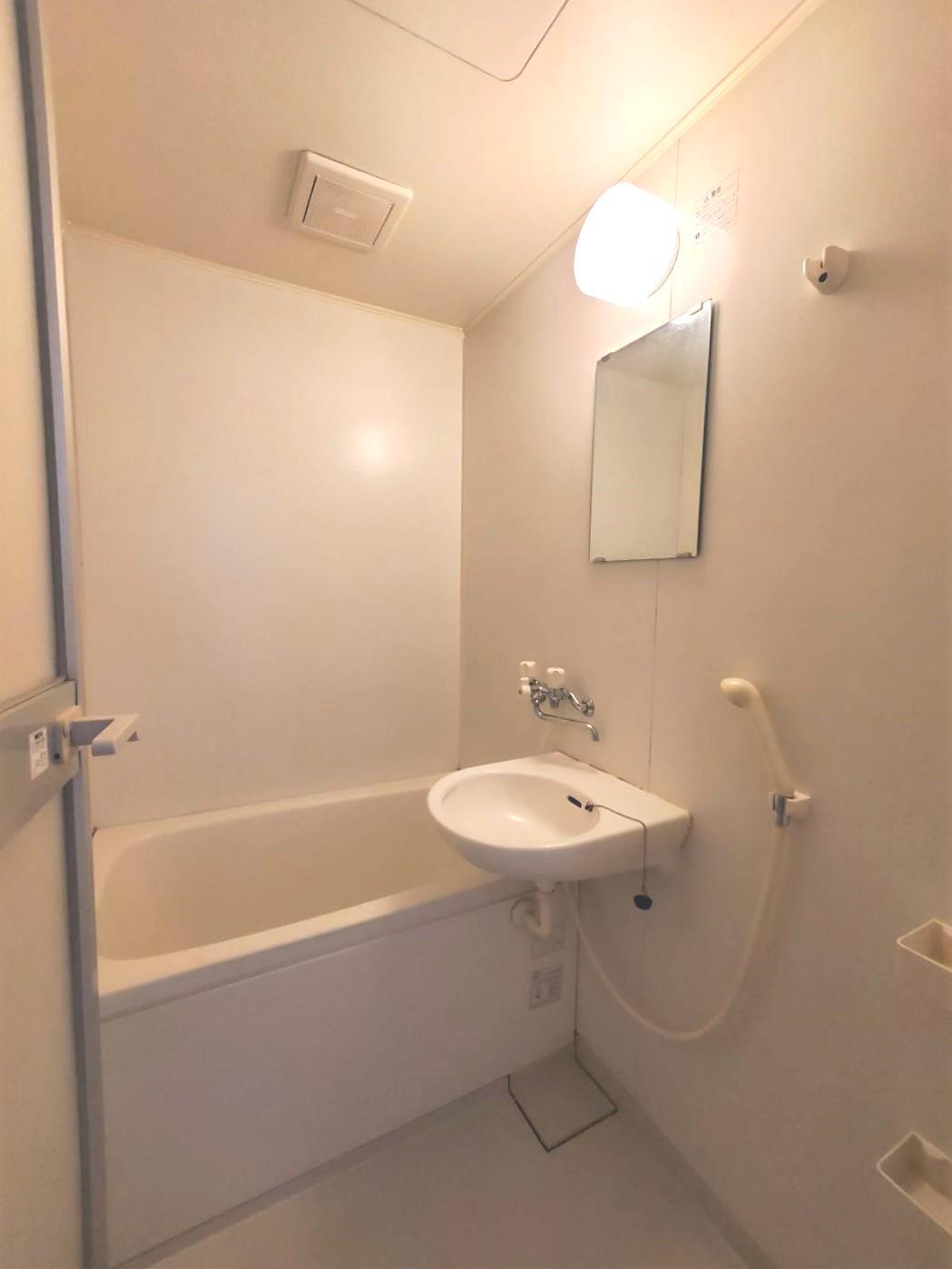 バス・シャワールーム　白を基調としたバスルームは清潔感たっぷりです