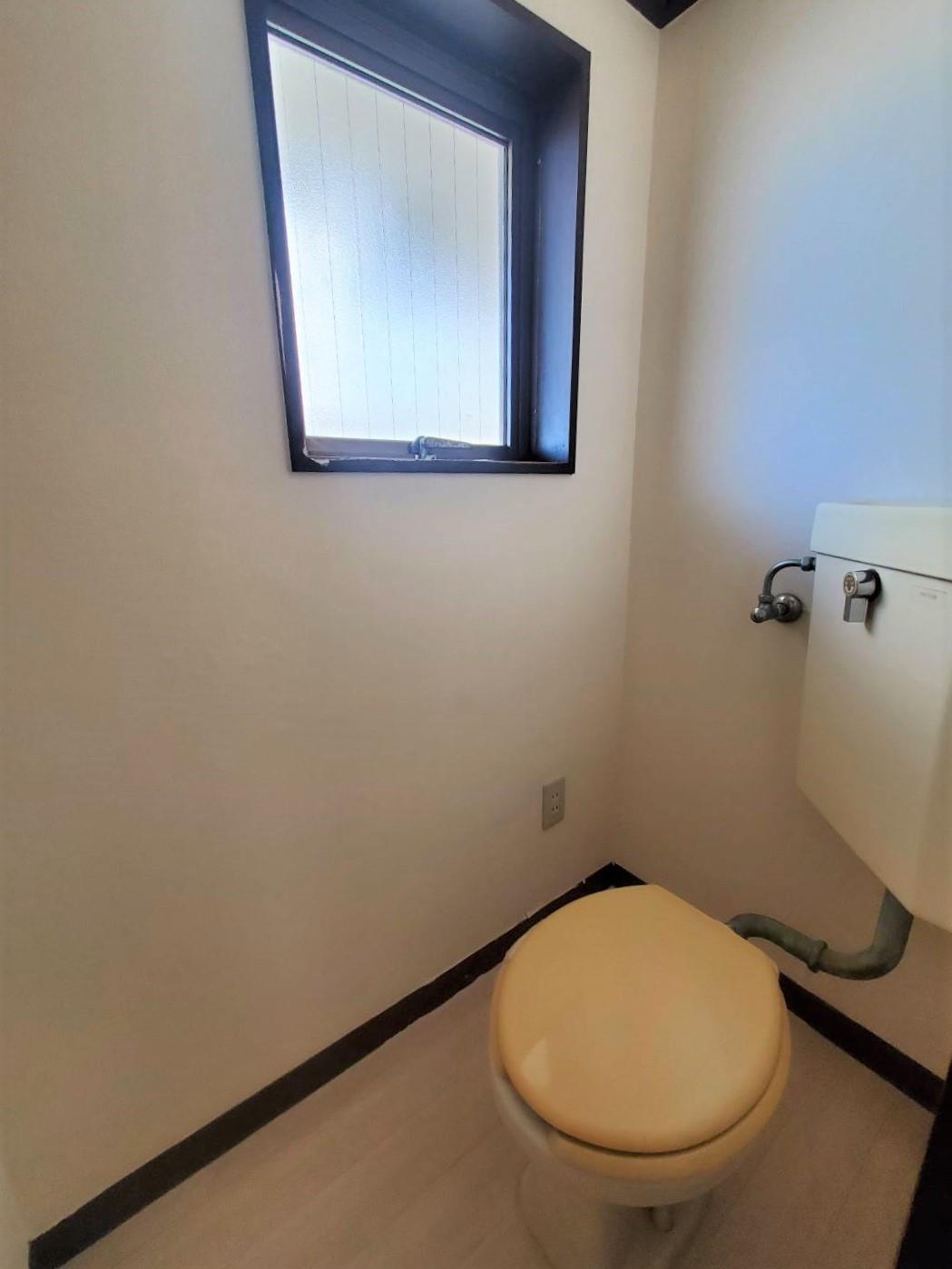 トイレ　採光が入る嬉しい小窓付きトイレです