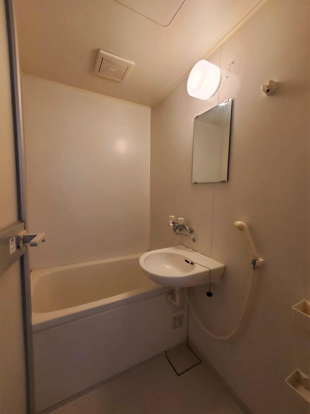 洗面設備　お掃除のしやすい浴室の洗面台です