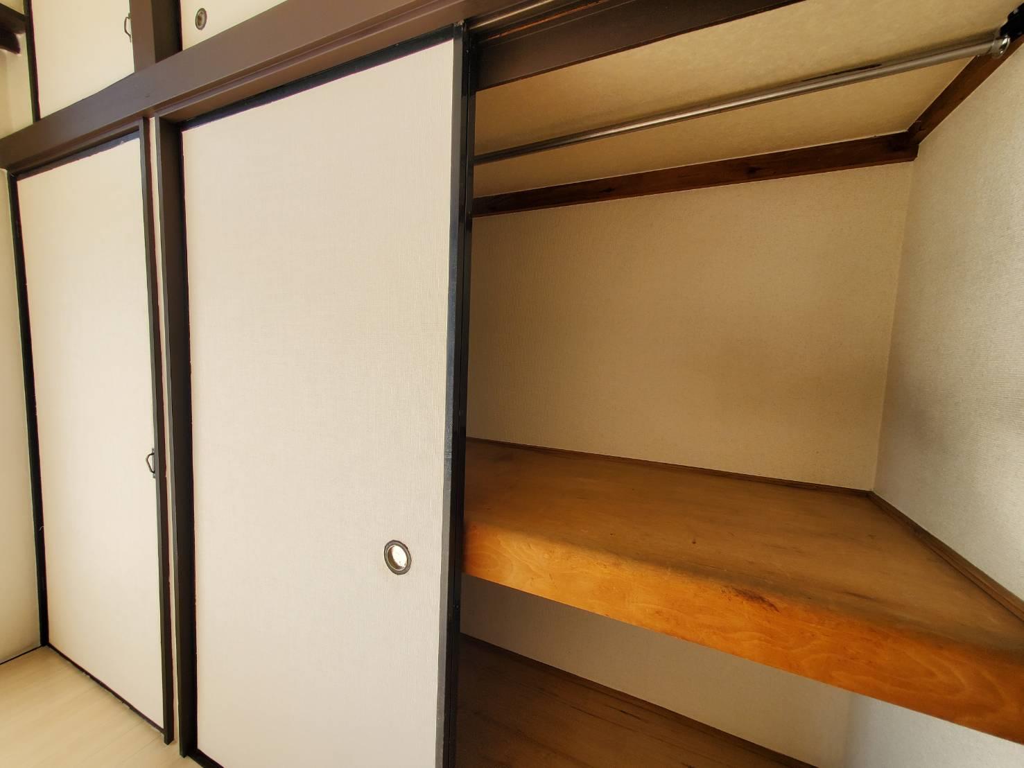 収納　押入れにはお洋服がかけられるハンガーパイプが設置済みです