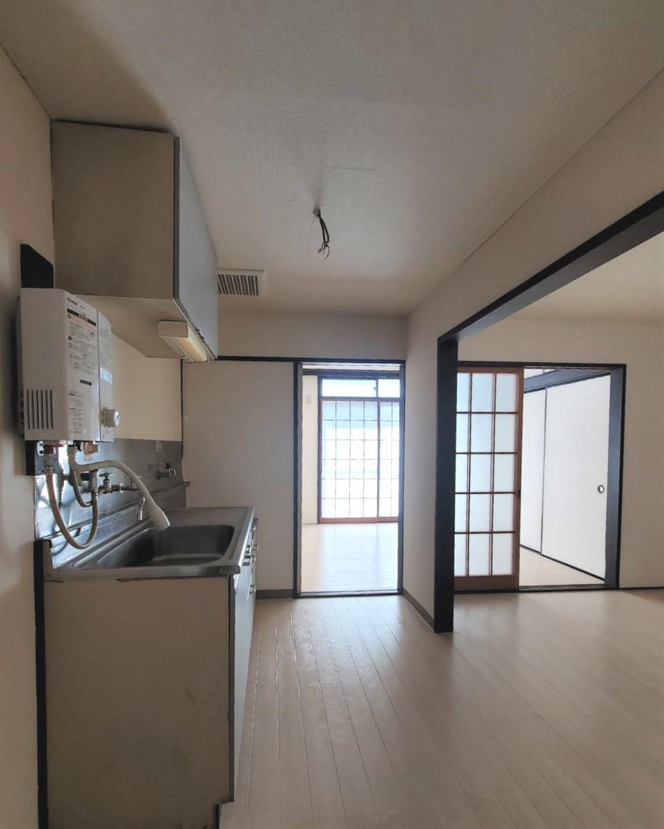 玄関　玄関を入りますと明るい日差しが入ってきます。