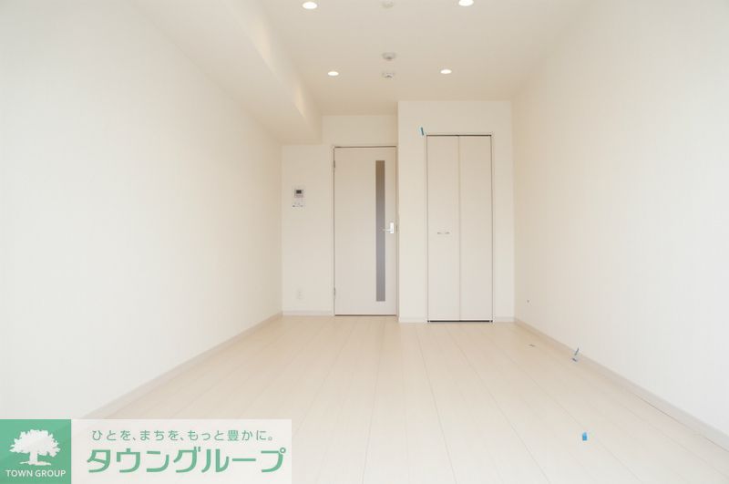 居室・リビング　白を基調とした明るい洋室