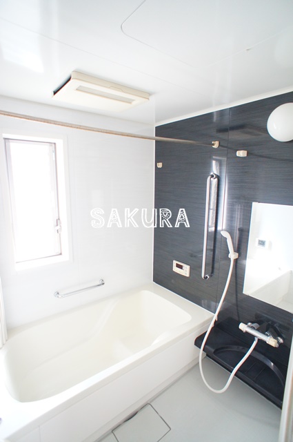 バス・シャワールーム　嬉しい追い焚き・浴室乾燥機付きです♪