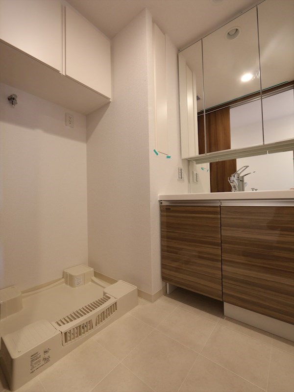 洗面設備　脱衣所　独立洗面台（シャンプードレッサー付）