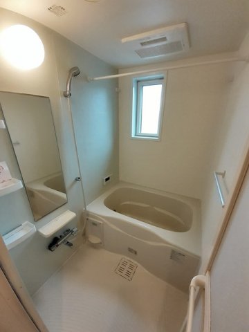 バス・シャワールーム　コンパクトで使いやすいお風呂です