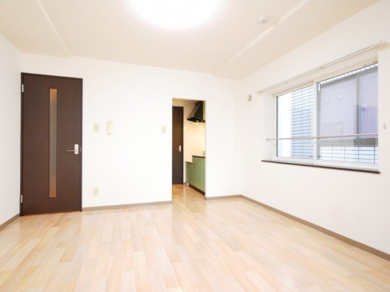 居室・リビング　内装中につき別号室の画像です。