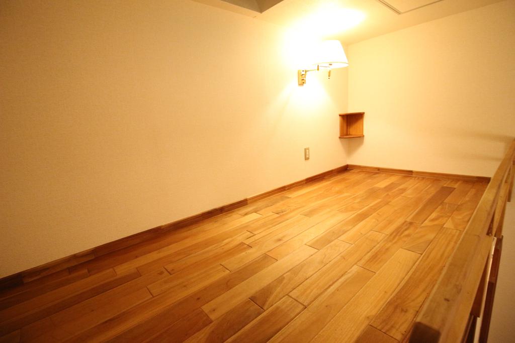 その他　ロフト約３帖・天窓（写真は別室）