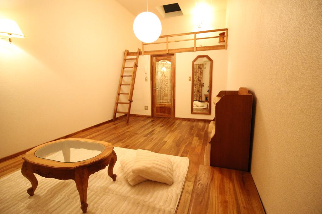 居室・リビング　洋室9.6帖フローリング・無料レンタル家具・エアコン＆照明付