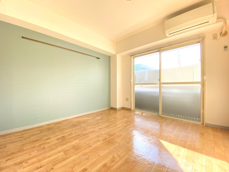 居室・リビング　洋室6帖　一面がアクセントクロスで爽やかな印象のお部屋です