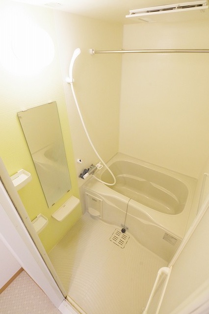 バス・シャワールーム　浴室乾燥付き!