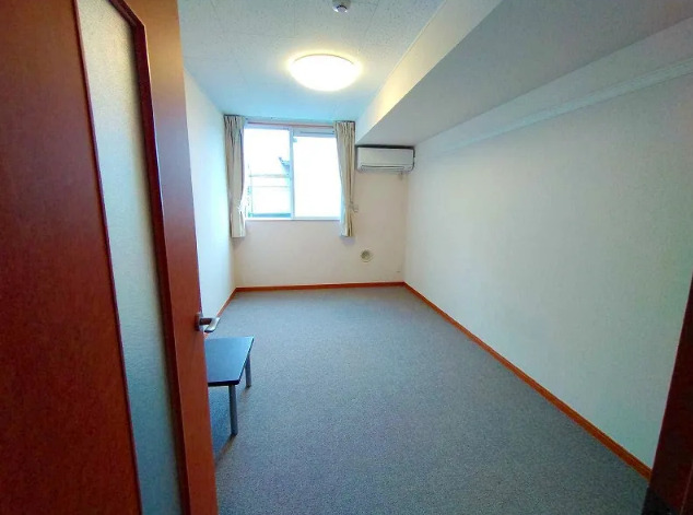 居室・リビング　1階はフローリング、2階以上はカーペットタイプとなります。