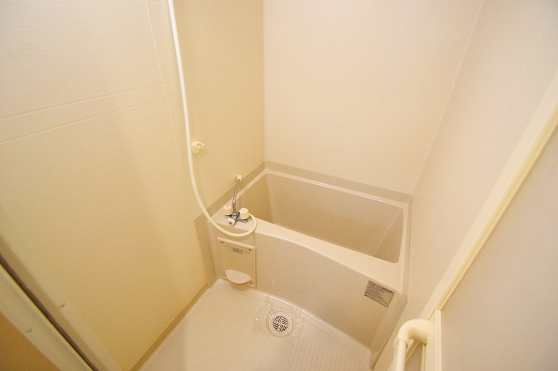 バス・シャワールーム　浴室乾燥機付きのバスルームです