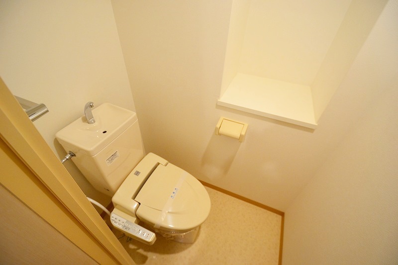 トイレ　棚付きのトイレです