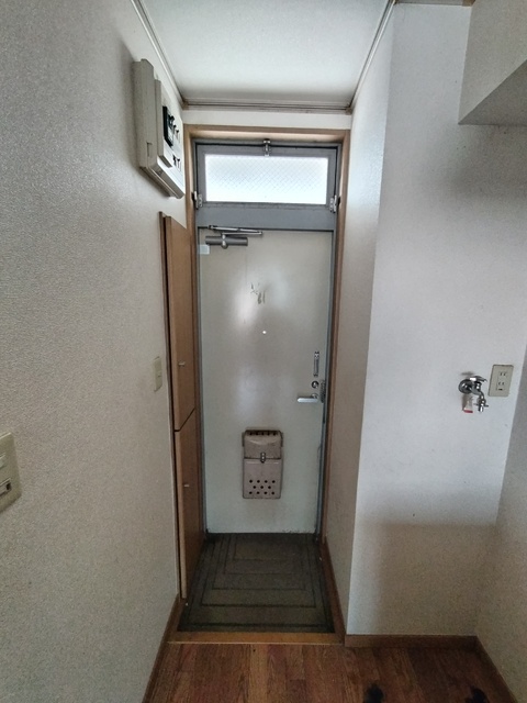 玄関　クリーニング前の写真です