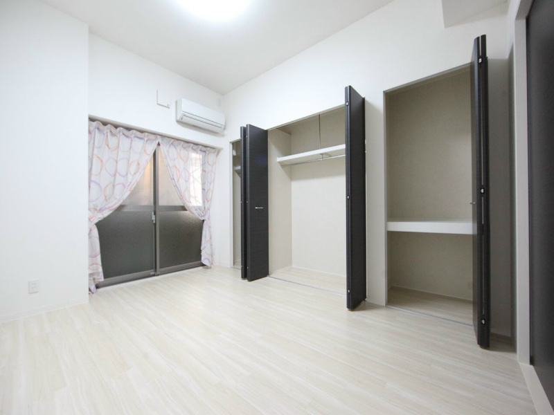 居室・リビング　洋室7.5帖　壁一面クローゼット付（収納充実してます）