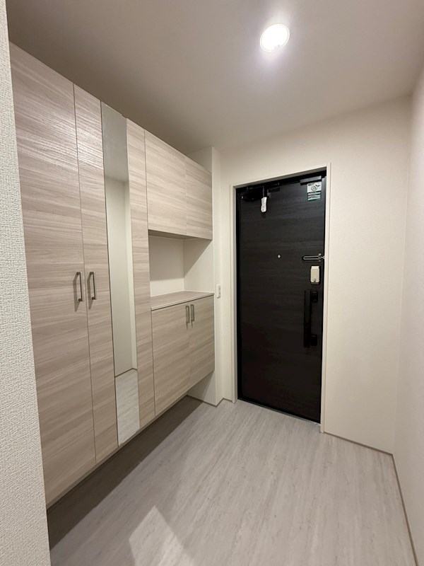 玄関　（参考写真）同じ間取の別のお部屋です