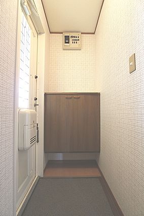 玄関　※掲載写真は同物件別号室の参考写真です。実際のお部屋とは間取