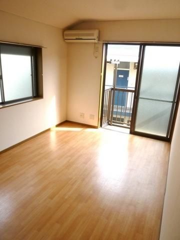 居室・リビング　★角部屋で２面採光の６帖洋室★