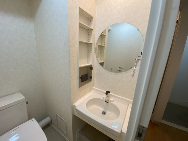 洗面設備　収納棚付きの洗面台です♪