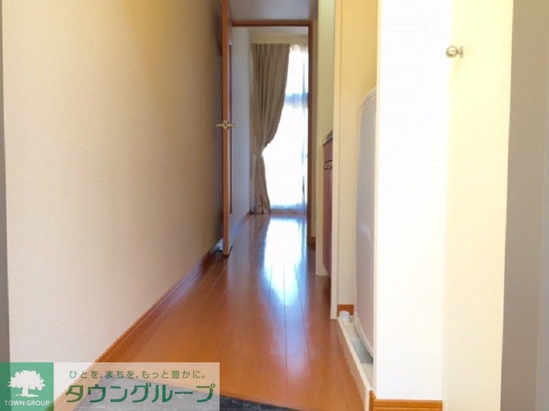 玄関　同タイプ部屋の写真となり設備等は現況と異なる場合があります。