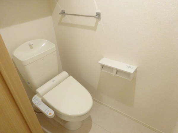 トイレ　温水シャワー付きトイレです