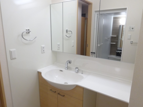 洗面設備　独立洗面台で朝の準備も快適です♪