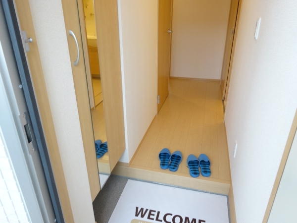 玄関　玄関を入るとホールがあります