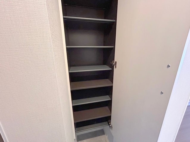 収納　大きいシューズボックスは靴がいっぱい入れれますね。